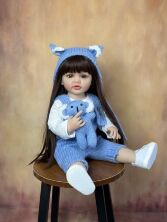 Велика вінілова лялька ручної роботи у комбінезоні Reborn Baby Doll з довгим справжнім волоссям та красивими очима.